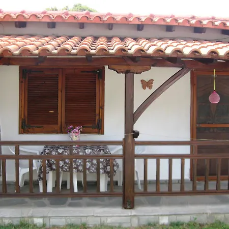 アパート Lampos House